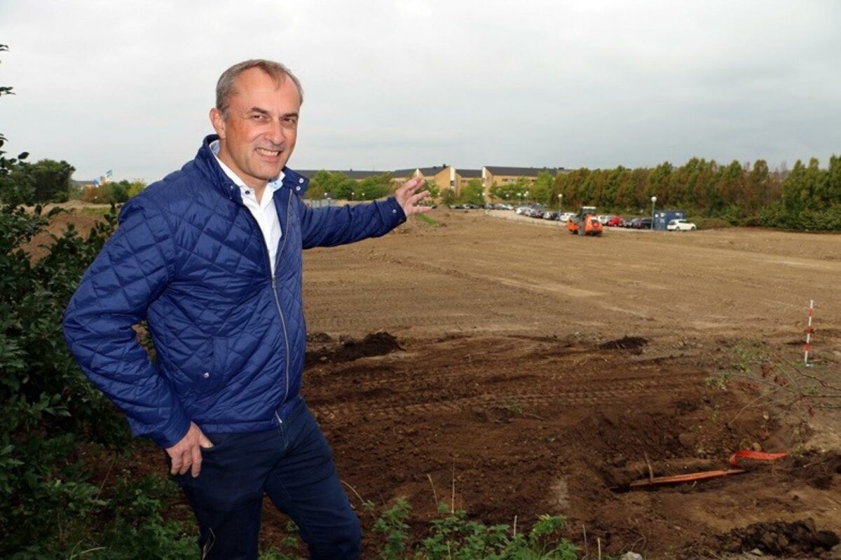 Borgmester Michael Ziegler på den grund i Høje Taastrup, som er ved at blive byggemodnet. Foto: Arealudviklingsselskabet Høje Taastrup C P/S.