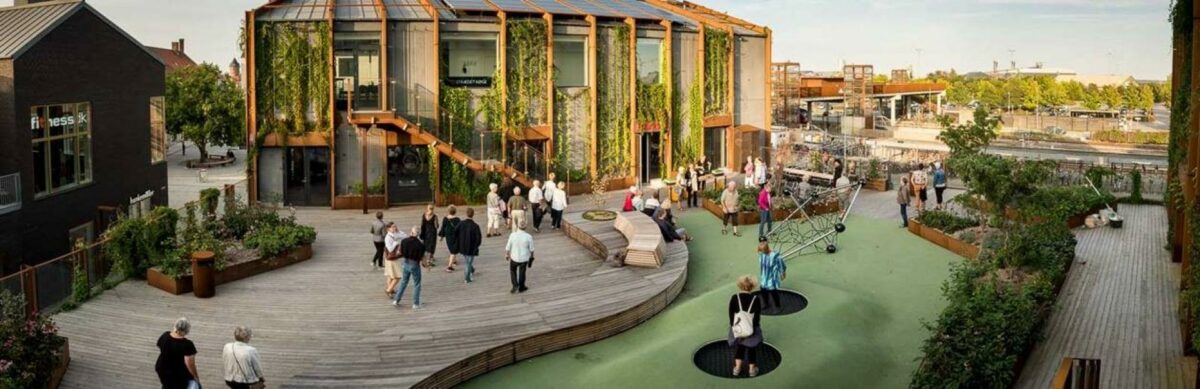 Den nye handelsgade i Køge, Rådhusstræde, bugner af grønne åndehuller i højden. Gaden er skabt som et kvalitetspræget alternativ til de mange storcentre, men selv om udseendet glæder Realdania, som har støttet projektet, har det ikke været nogen god forretning for entreprenøren TK Development. Foto: Realdania.