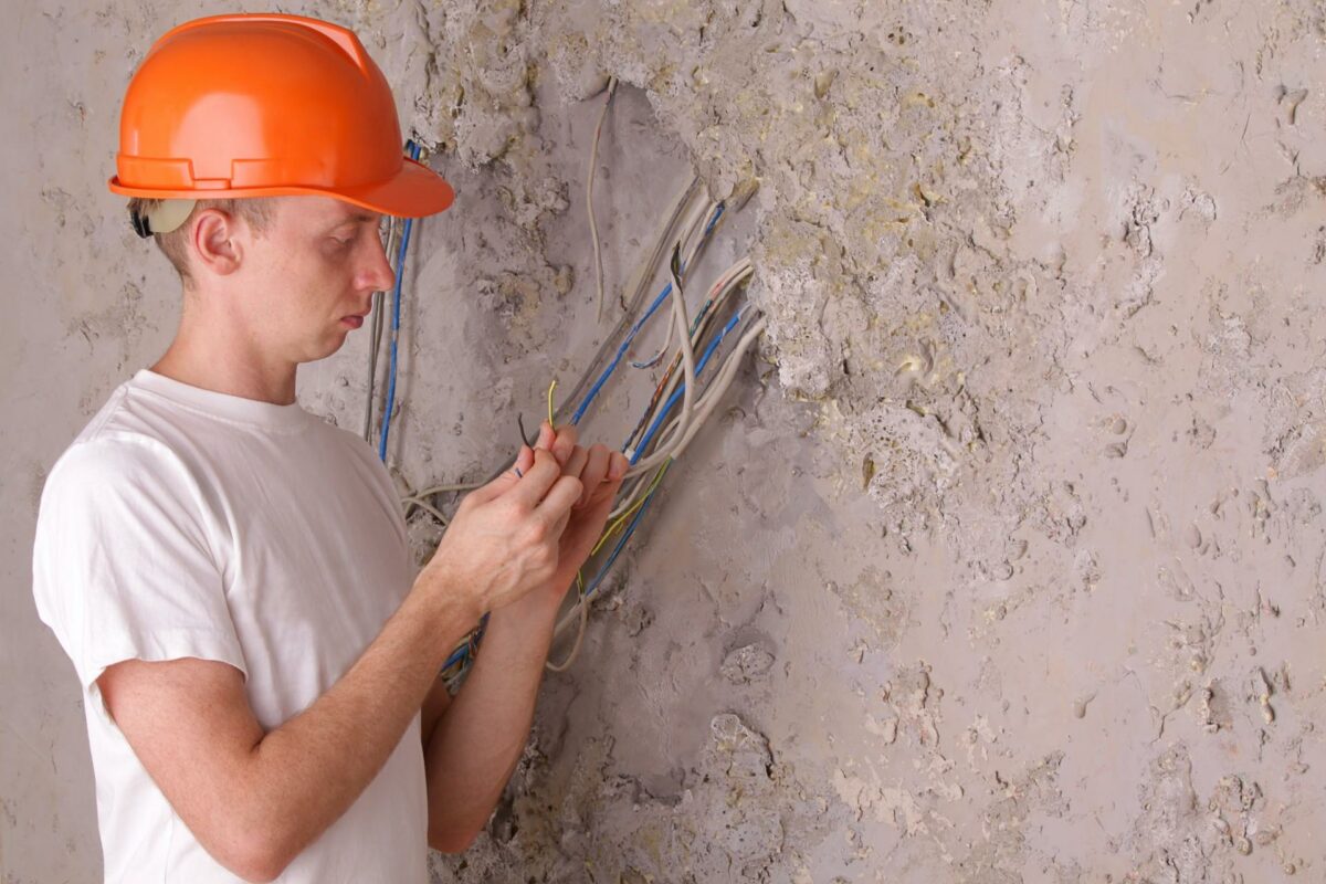 Elektrikere som faggruppe er mest bekymret for deres fysiske arbejdsmiljø og knap så meget for det psykiske. Det viser en undersøgelse blandt branchens arbejdsmiljørepræsentanter. Foto: Colourbox.