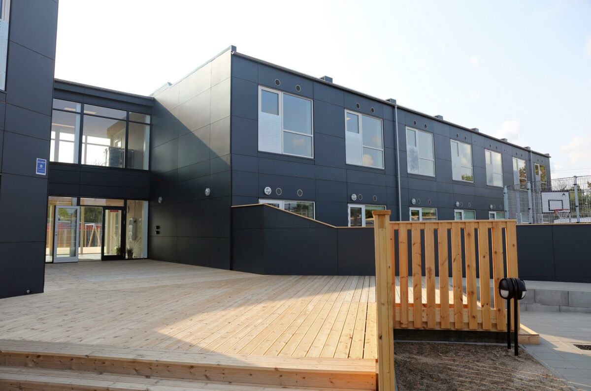 Hovedindgangen er lige som alt andet udført i gode materialer. Ajos har bygget specialskole i Storkøbenhavn. Foto: Ajos.