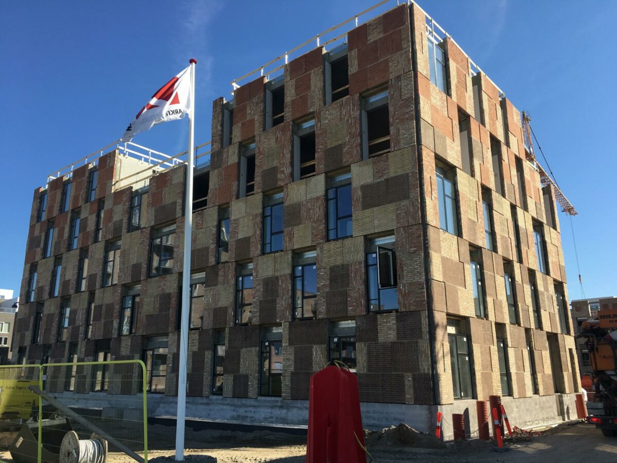 Onsdag var der rejsegilde i Ressoucerækkerne i Ørestad Syd, som ifølge arkitekten er Danmarks første boligbyggeri, der opføres af materialer fra forladte boliger og industribygninger.