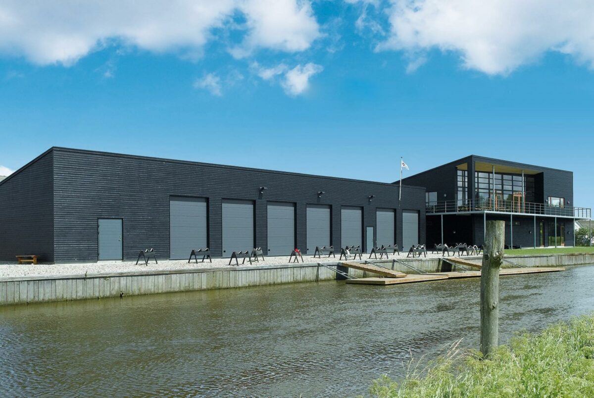 Stålporte til erhvervsbyggeri er Lindab's specialitet. Nu bruger den svenske koncern en andel på 98 procent genanvendelige materialer til produktionen. Foto. Lindab.