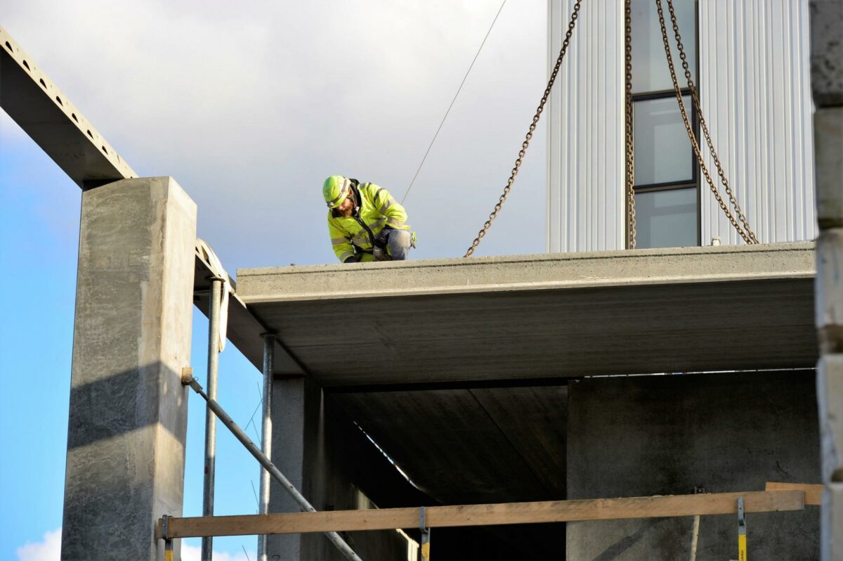Eksperter er kommet med deres anbefalinger til et nyt og bedre arbejdsmiljø. For betonarbejderen er der ikke umiddelbart noget at hente med mindre man dykker ned i det psykiske arbejdsmiljø. Foto: Colourbox.