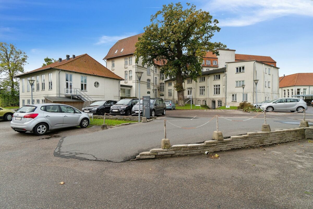 Hovedbygningen til Gigthospitalet er opført i 1883 som tysk kurhotel med en række senere om-og tilbygninger. Foto: Freja.