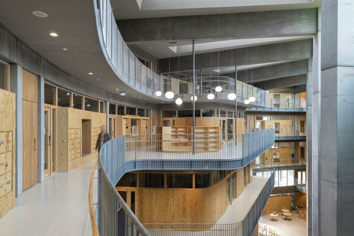 Kalvebod Fælled Skole ligger i Ørestaden i København og har som det centrale element en idrætshal. Rundt om ligger klasslokaler med frit udsyn til de sportslige aktiviteter. Foto: Rockfon.