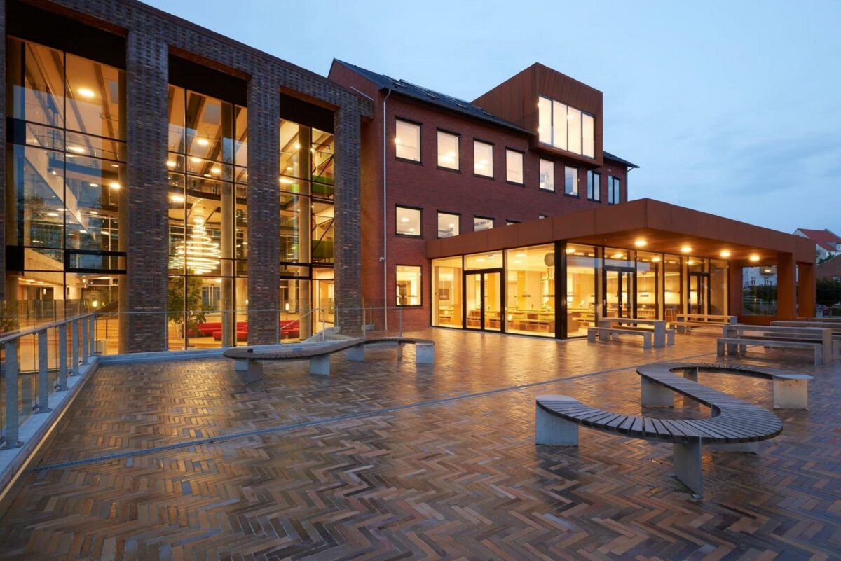 VUC Aabenraa Glødelampen er tildelt Arkitekturprisen, hvor bygherren har været VUC Syd, mens team har bestået af Zeni Arkitekter og Rambøll. Foto: Morten Schubert.