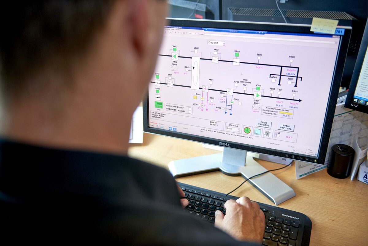 Processen går grundlæggende ud på, at når en medarbejder i Københavns Ejendomme & Indkøb sender en opgave til Coors mailbox, læser en medarbejder e-mailen og indtaster bestillingen i Coors system. Det er den opgave, der nu løses af en robot, som er specialtrænet i at læse indholdet i bestillings-e-mails og selv kan registrere ordren i Coors bestillingssystem. Opgaven bliver dermed løst uden menneskelig involvering. Pressefoto.