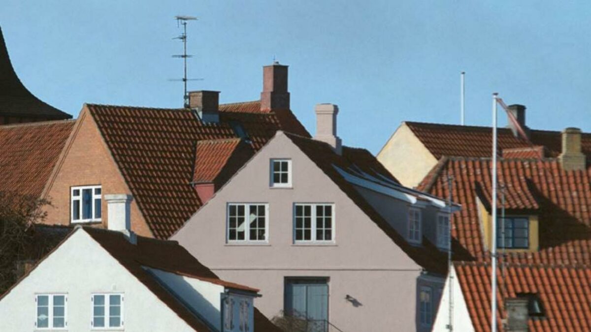 Der er billige CO2-besparelser at hente på bygninger, mener Tekniq. Foto: Regeringen.