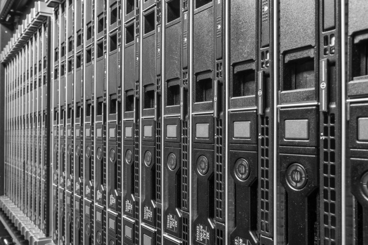 Når der skal sættes el på plads i Facebooks nye datacenter i Odense, bliver det snart gjort af danske elektrikerlærlinge. Det har en ny aftale sørget for. Foto: Colourbox.