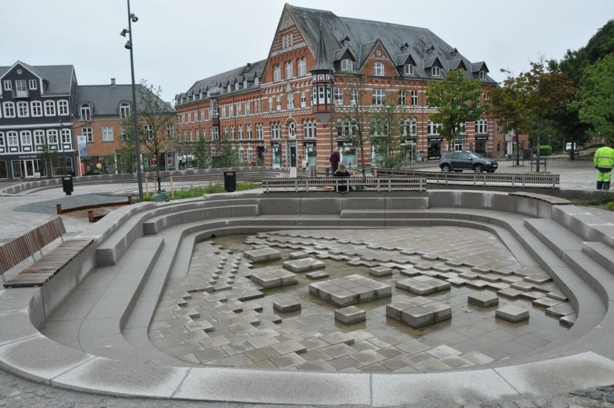 I Ringsted har Zacho-Lind klimasikret det nye torv således, at det nu er mere modtagelig over for voldsomme regnskyl. Foto: Pressefoto.