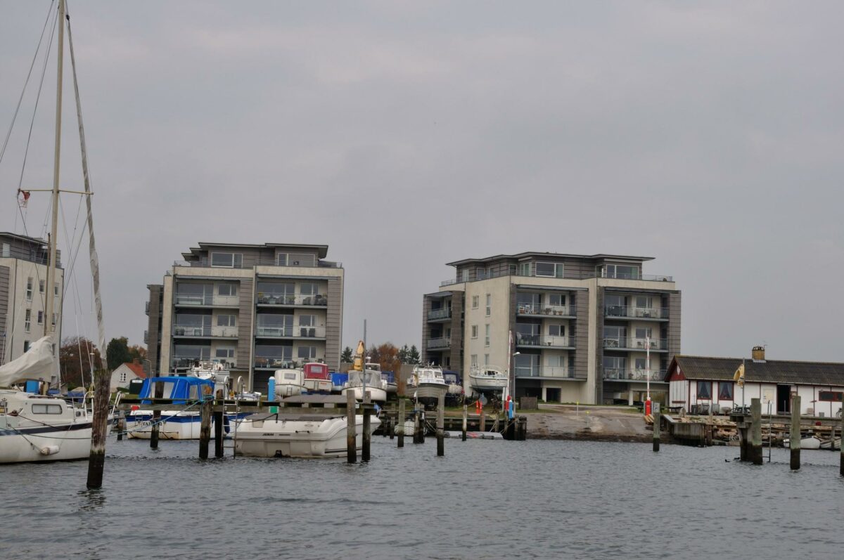 Beboerne i lejlighederne her på Vordingborgs sydhavn får snart nye naboer, når 64 boliger til italienske brobyggere står færdige i starten af 2019. Foto: Colourbox.