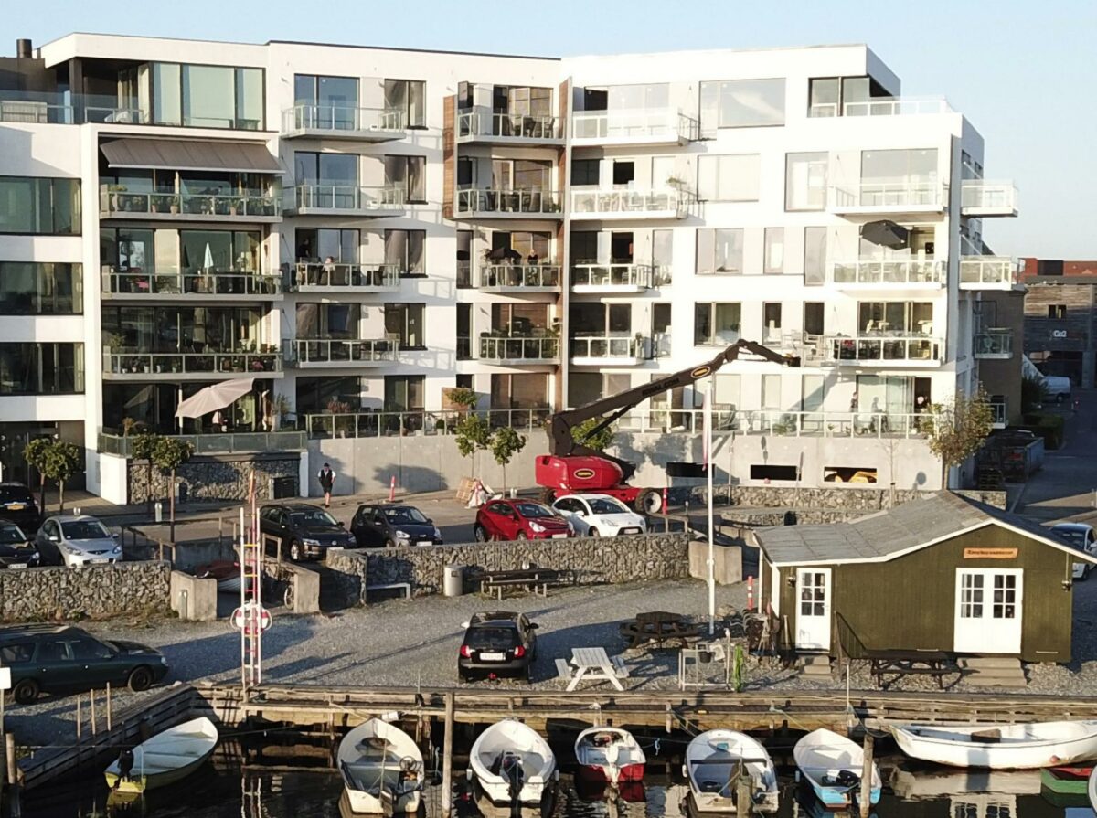 Bygningen på havnen i Nykøbing er opført af Gråkjær.