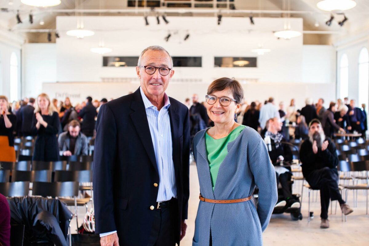 Formanden for Bevica Fonden, Torben Svanberg, gav fornylig rektor for KADK Lene Dammand Lund en pris for skolens arbejde med tilgængelighed. Foto. Bevica Fonden.