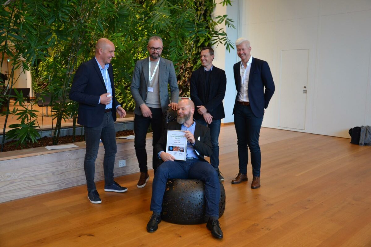 Henrik Milling fra Vitani (i stolen), fra venstre formand fra Energiforum Danmark Lars Thysen, dommerne Mads Thimmer, Mads Lyngby Pedersen og Søren Røn. Foto: Energiforum Danmark.