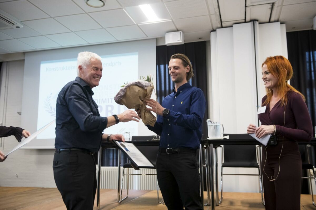 KF-formand Gert Johansen (tv.) og formand for KF?s Uddannelsesudvalg Maria Bernard Riise overrækker Konstruktørernes Dimittendpris til Frederik Kier Oxholm. Foto: Palle Skov.