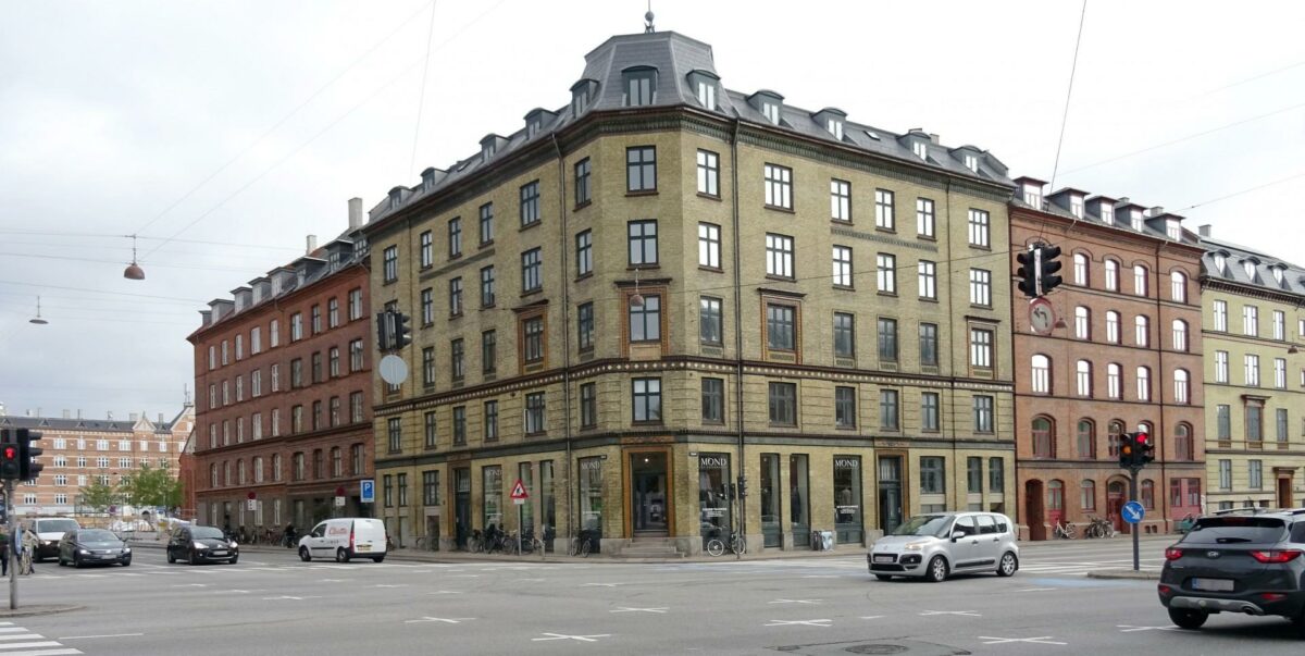 Byggeriet fra 1889 ligger i et meget trafikeret område af København. Derfor er det vigtigt, at vinduesudskiftningen sker med støjreducerende vinduer. Foto: Frovin/Pressefoto.