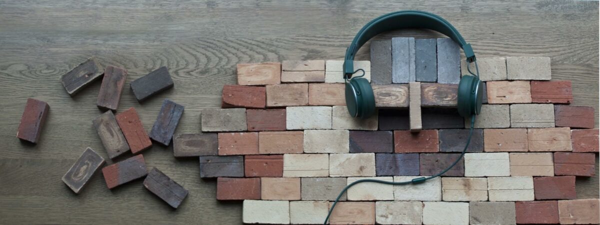 Var det noget med at høre en branchespecifik podcast om arkitektur og især tegl. Det kan man nu på RadioTegl. Foto: Dansk Tegl.