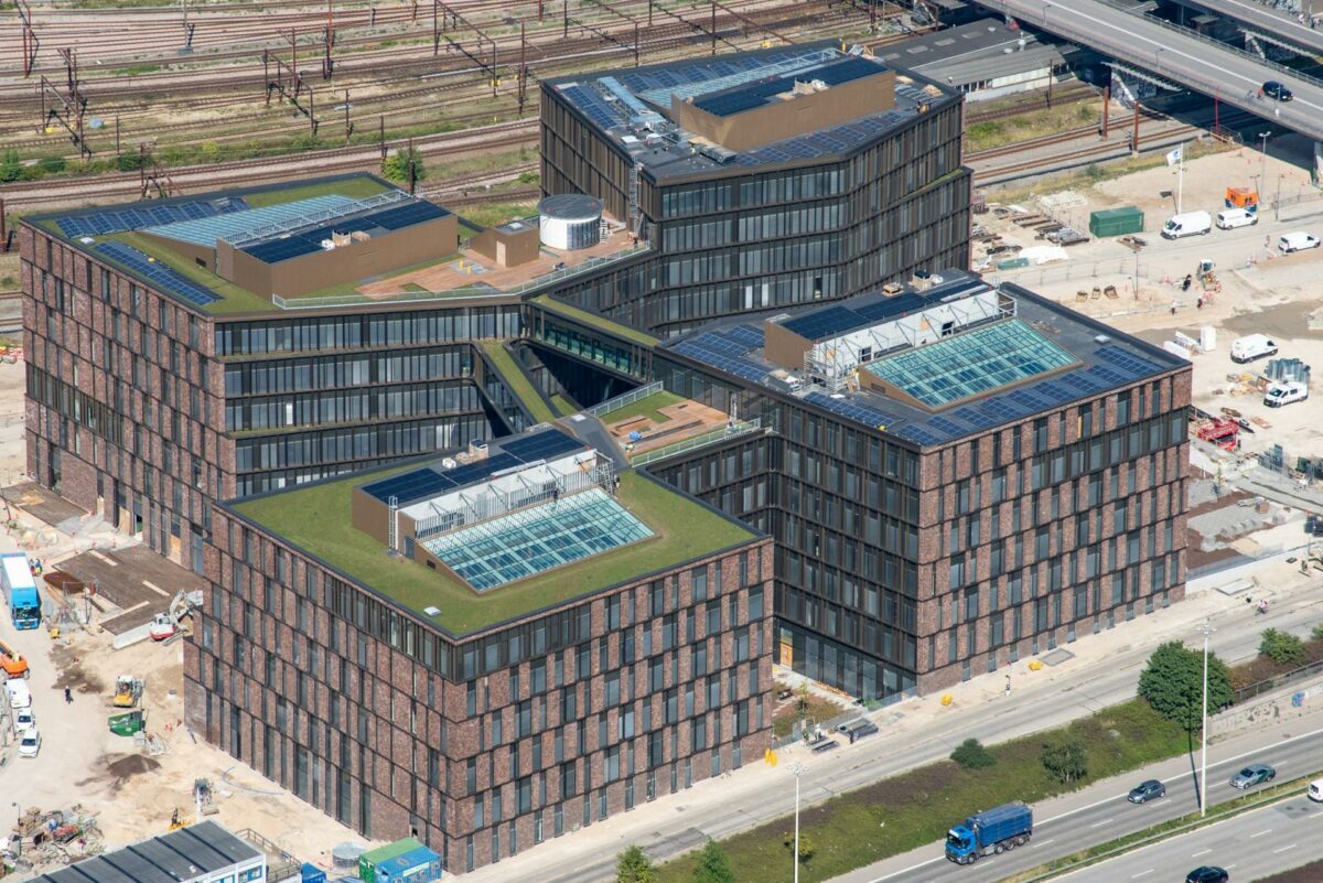 Kontorhuset på Kalvebod Brygge har kostet godt to milliarder kroner og skal fremover huse en kakofoni af statslige styrelser. Bygherre har nu overdraget det til staten inden for såvel tidsramme som budget. Foto: A. Enggaard.