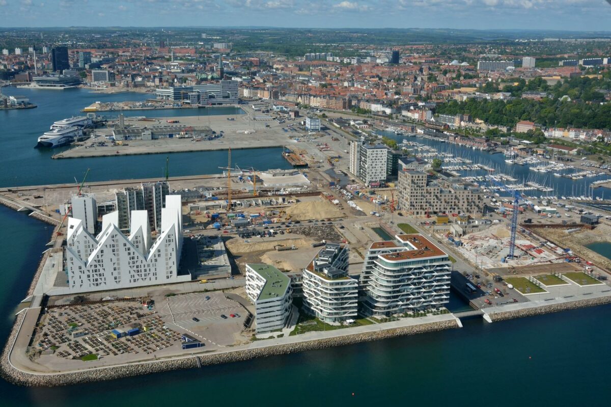 Der bliver bygget tæt i de større byer som her på Aarhus Havn. Det skal diskuteres, hvordan man får mere natur mellem boligerne. Foto: Colourbox.