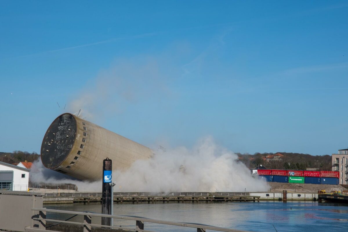 Siloen væltede den forkerte vej. Det gik ud over det nærliggende hus. Foto: Gestur Leó Gíslason/Colourbox.