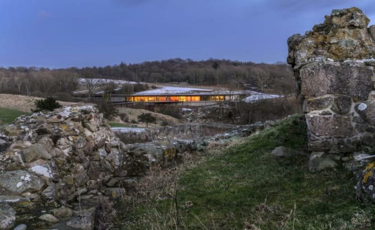 Besøgscentret ved Hammershus er nomineret til prisen Mies Van Der Rohe-award, som kun uddeles engang hvert andet år. Foto: Arkitema Architects.