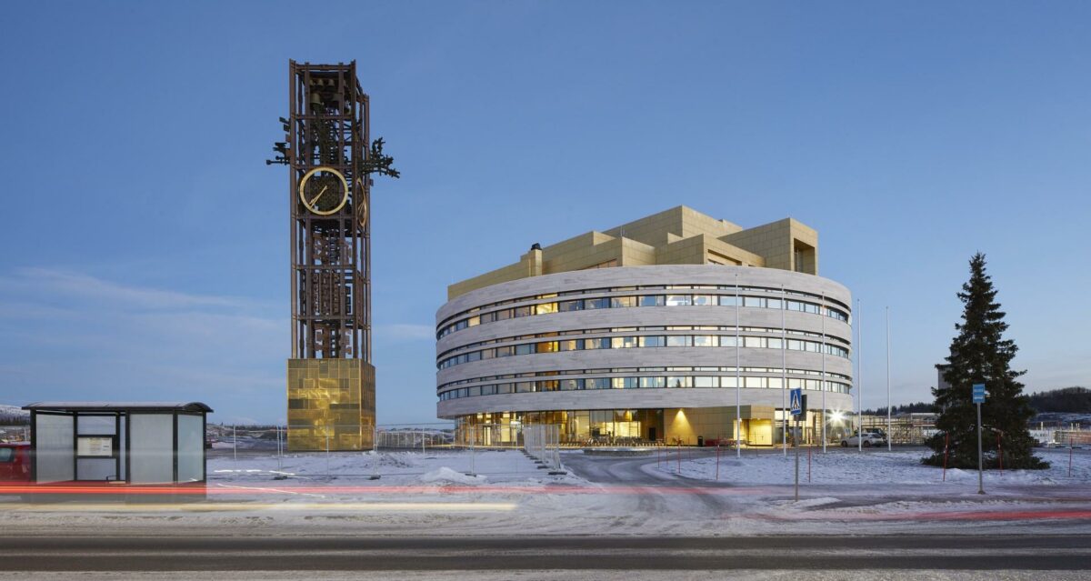 Det nye rådhus har fået de selskab af det gamle rådhus' klokketårn. Foto: Johan Ylitalo.