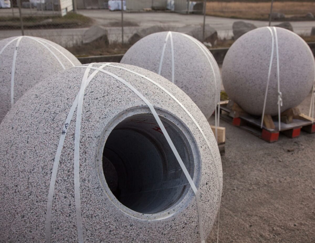 De runde betonklodser camouflerer pullerterne men går stadig i et med Christianborgs facade. Foto: Pressefoto/Kreab.