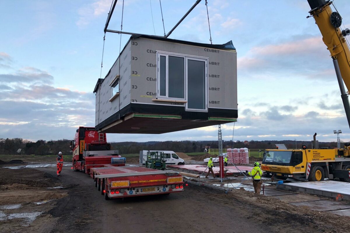 De første moduler er netop monteret til EcoVillages nye bofællesskab Skråningen i Lejre.