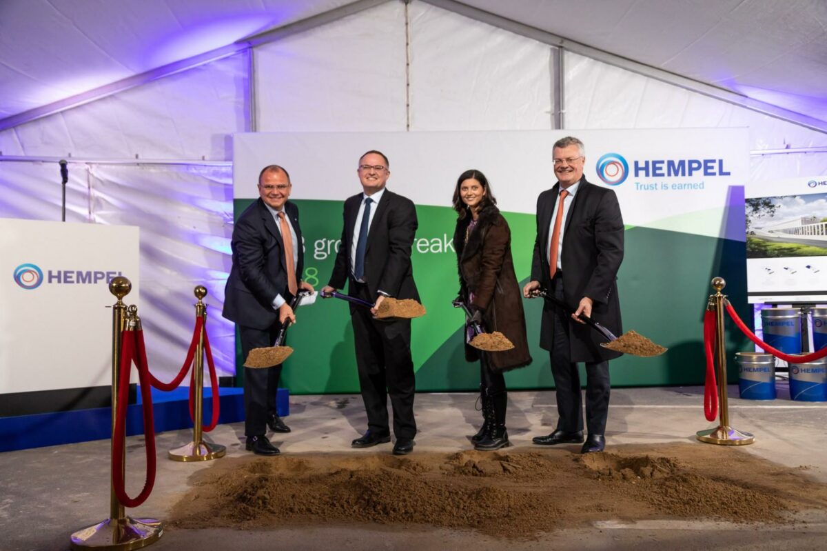 Fra venstre Henrik Andersen (CEO og Group President i Hempel A/S), Michael Steen Petersen (Group Technology & Engineering Director og projektleder på det nye byggeri), Sofia Osmani (K) (borgmester i Lyngby-Taarbæk Kommune) og Richard Sand (formand for Hempel Fonden og formand for bestyrelsen i Hempel A/S.