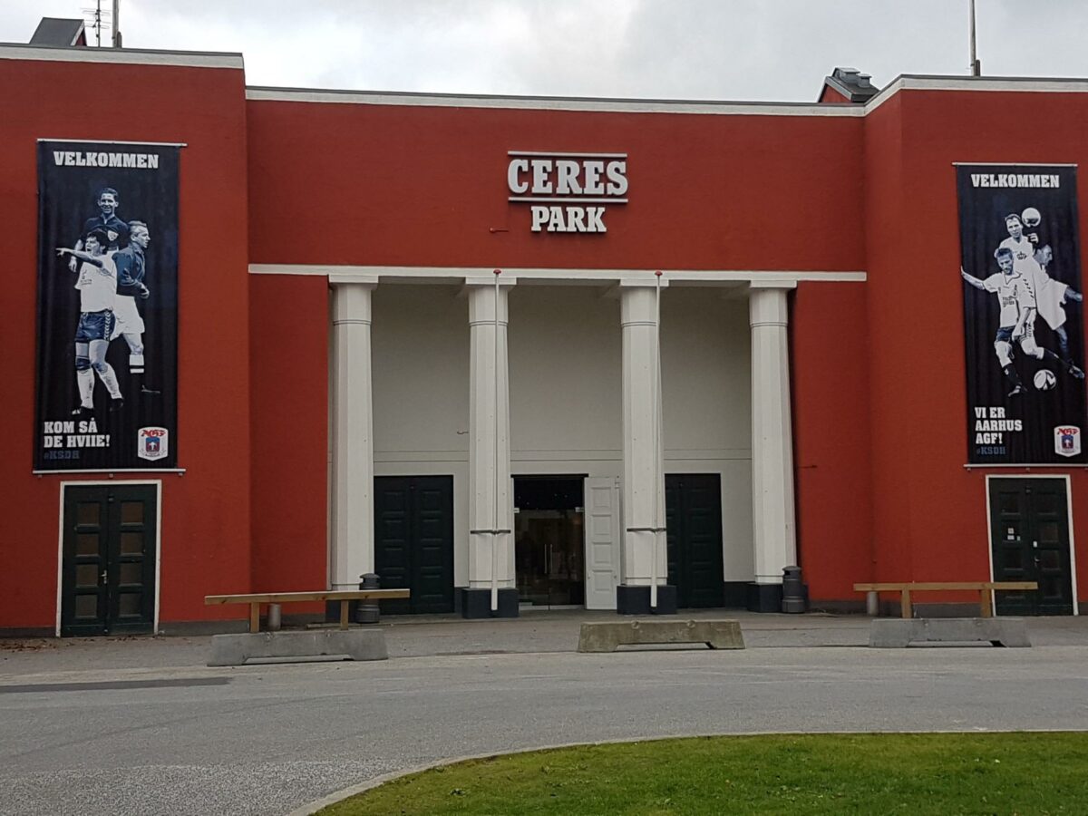 De fire søjler viser facaden til Søjlehallen, der er den ældste del af Aarhus Stadion. Foto: Mathias Hansen.