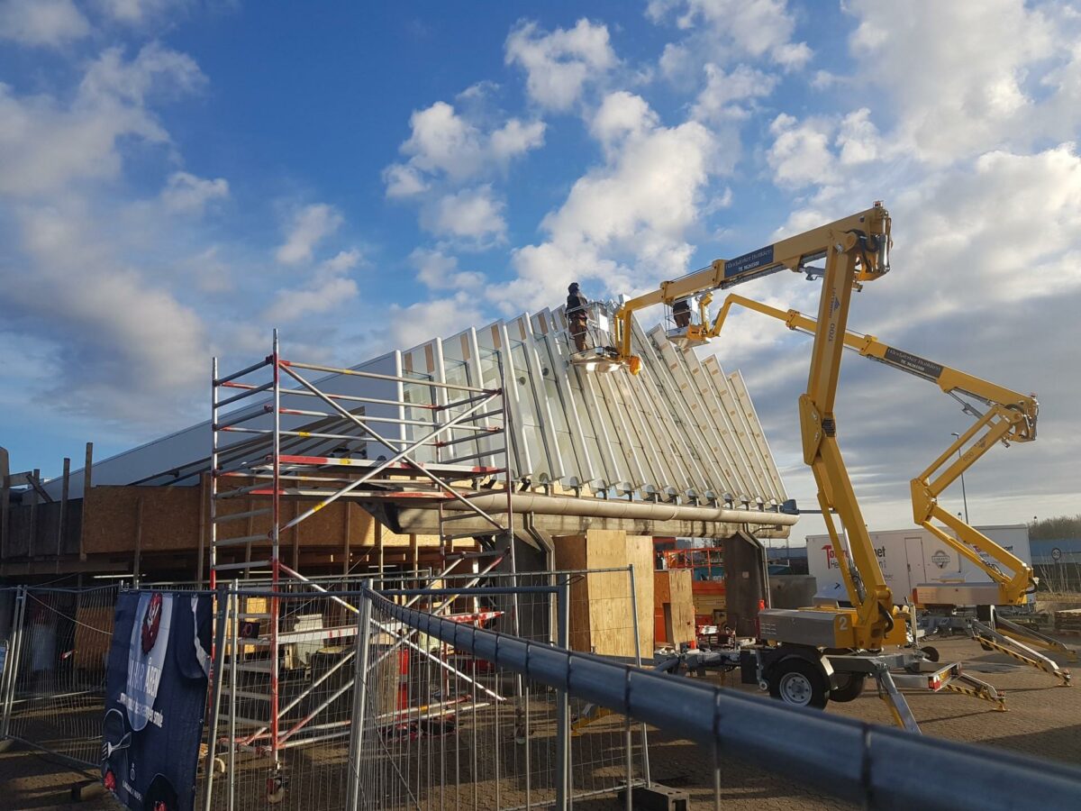 Taget på tankstationen i Herning er tegnet af Jørn Utzon. Nu får det en gennemgribende overhaling. Foto: Thøger Raun.