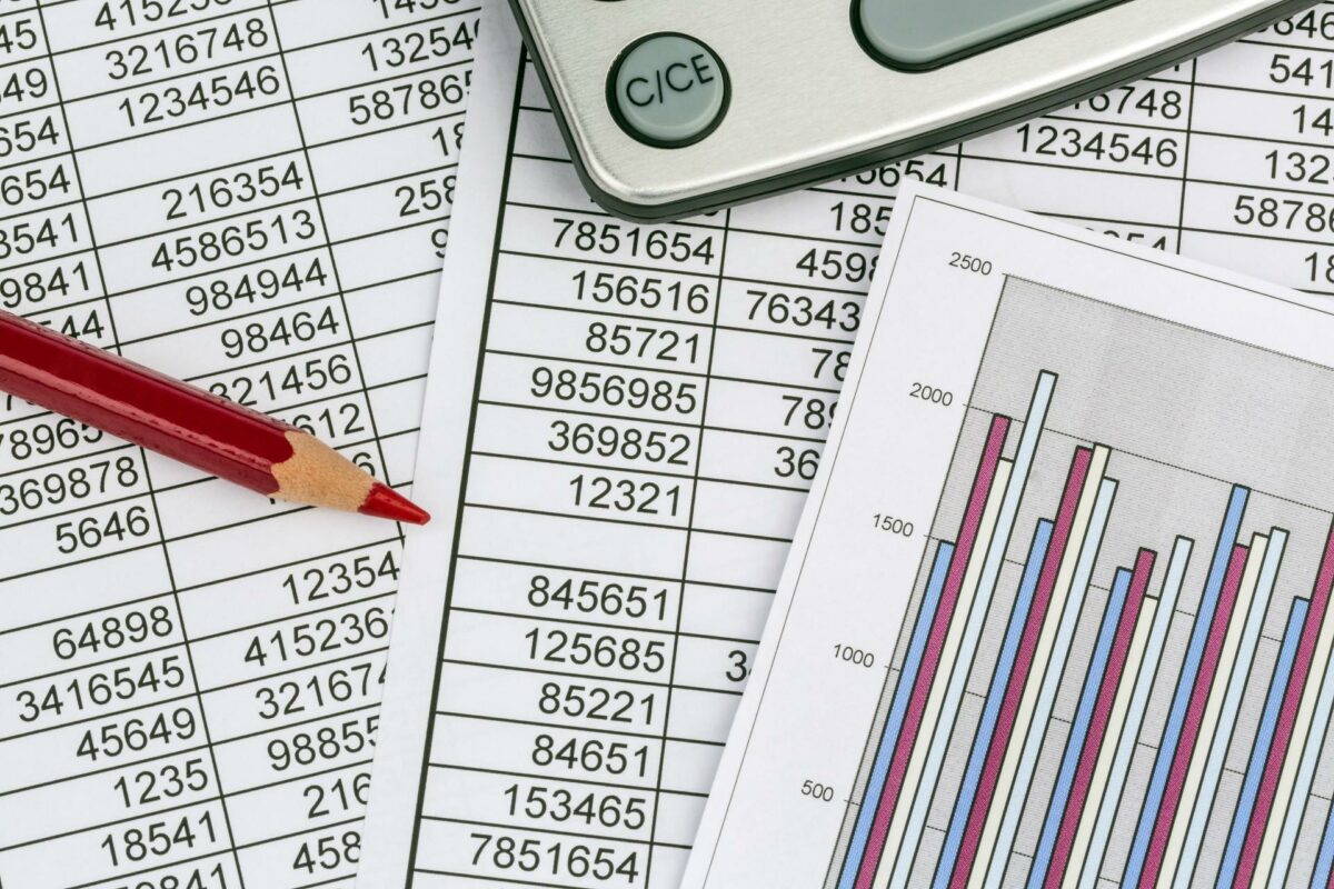 Der er mange små arbejdsgivere for hvem revisionpligten var et åg af den anden verden. Derfor anbefaler tre brancheorganisationer, at man undlader at genindføre den trods manglende skattebetalinger. Foto: Colourbox.