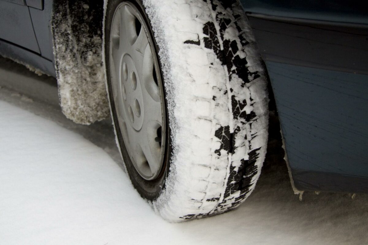 Når sneen kommer er det kun halvdelen af alle varebiler, som formår at skifte til vinterdæk, viser en undersøgelse fra Dækimportørforeningen. Foto: Colourbox.