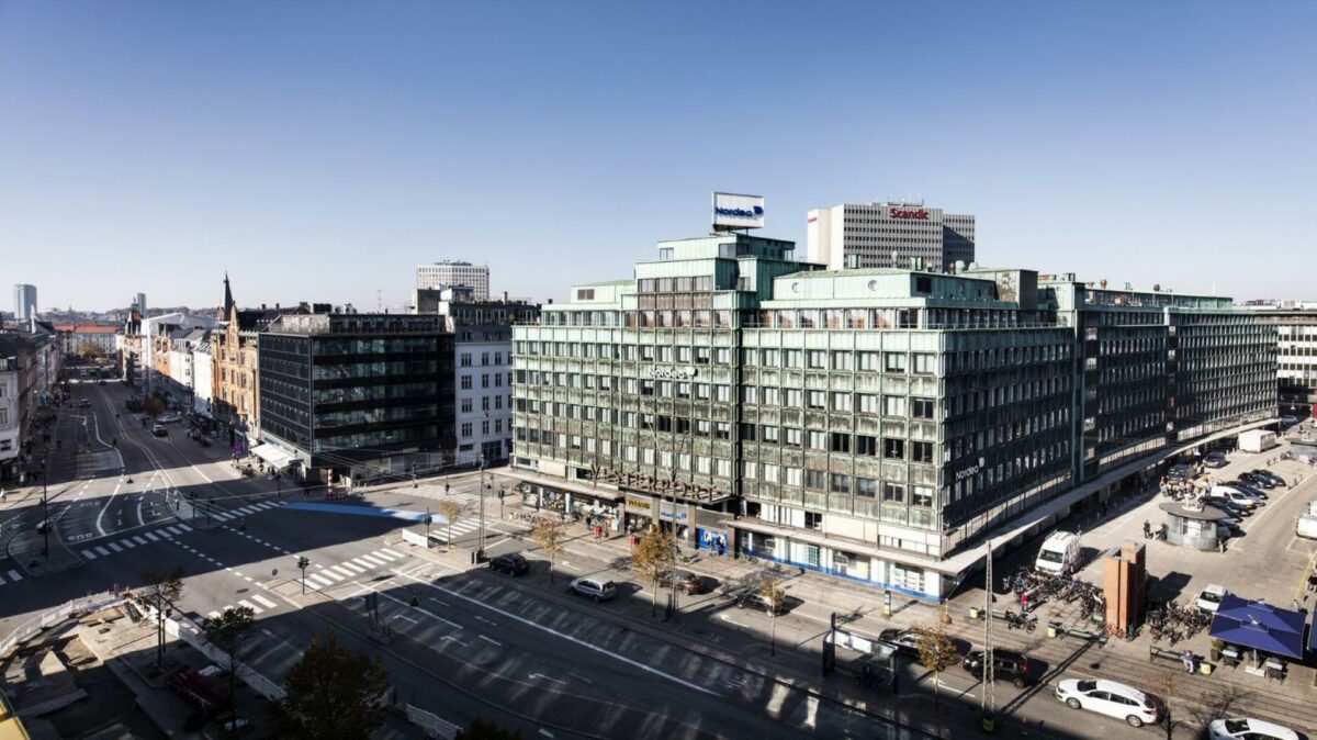 PLH Arkitekter har transformeret bygningen med fokus på maksimalt dagslysindfald, et moderne arbejdsmiljø og respekt for husets historie og helt særlige arkitektur.