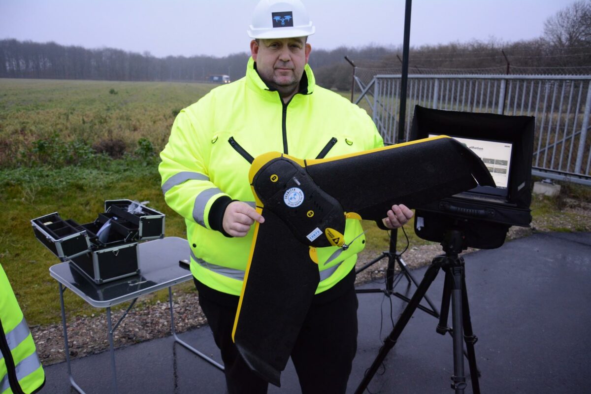 Christian Wiggers, der har firmaet DroneFyn, er blandt droneoperatørerne hyret in af Odense Letbane. Pressefoto.