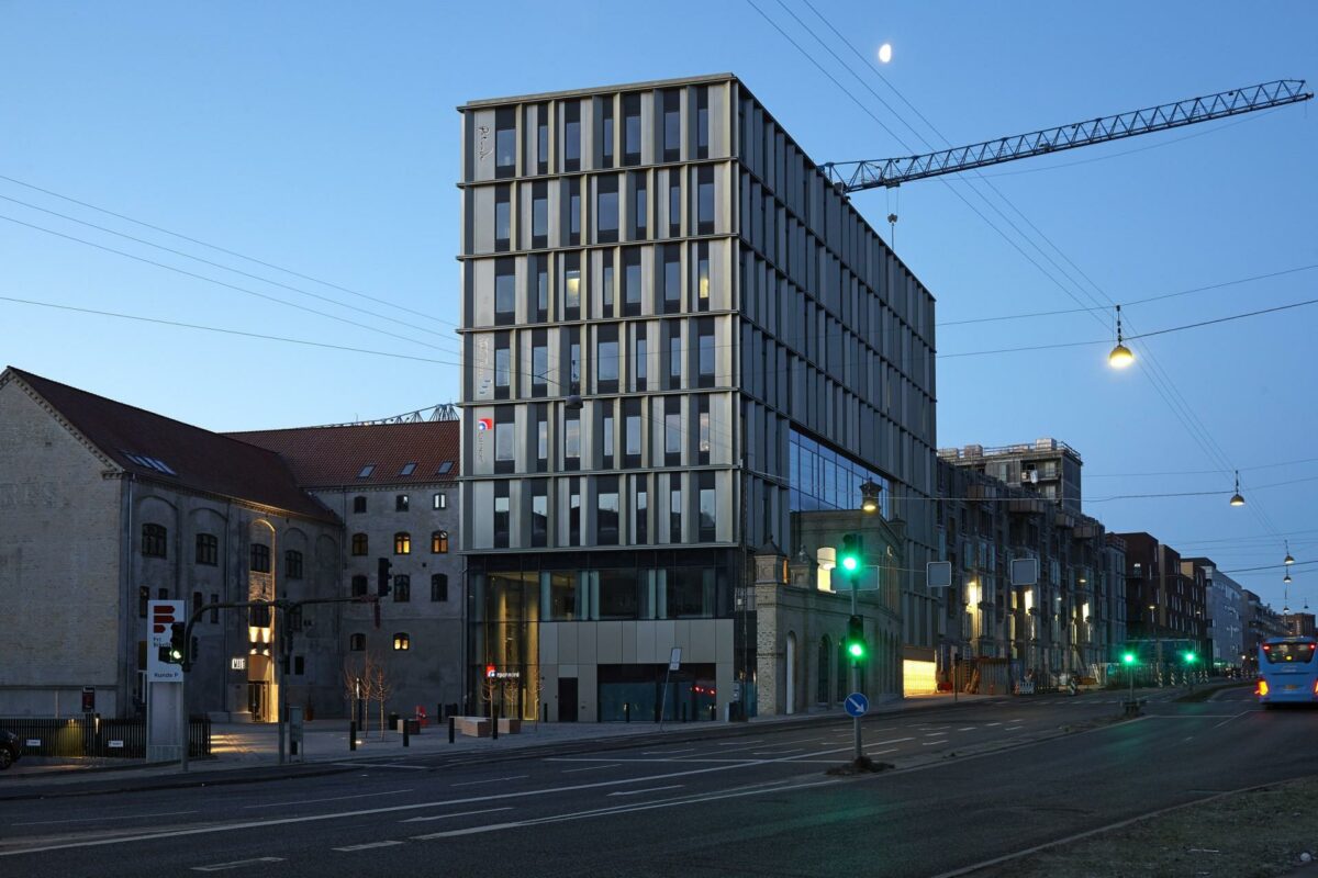 Ceres Plaza i den vestlige del af Aarhus C har nem adgang til midtbyen og havnen mod øst, imens den nye bydel på Godsbanen ligger et stenkast mod syd.