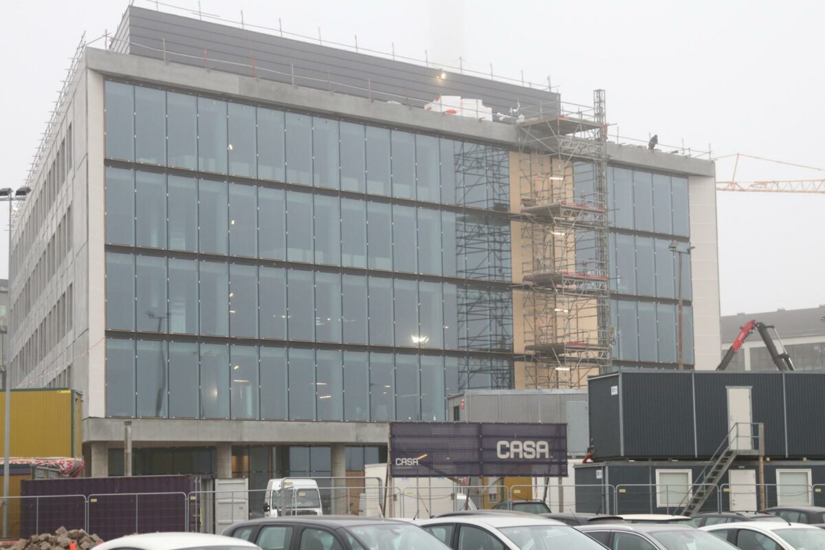 Hele den østvendte facade er af glas, og på taget vil et stort ovenlysvindue give masser af lys over atrium. Foto: Torben Jastram.