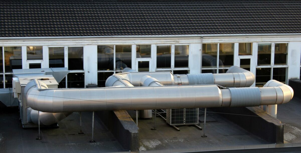 Der er forbedringer af ventilationsanlæg, lamper, brusere, pumper og toiletter på vej i flere af bygningerne i Favrskov. Foto: Colourbox.