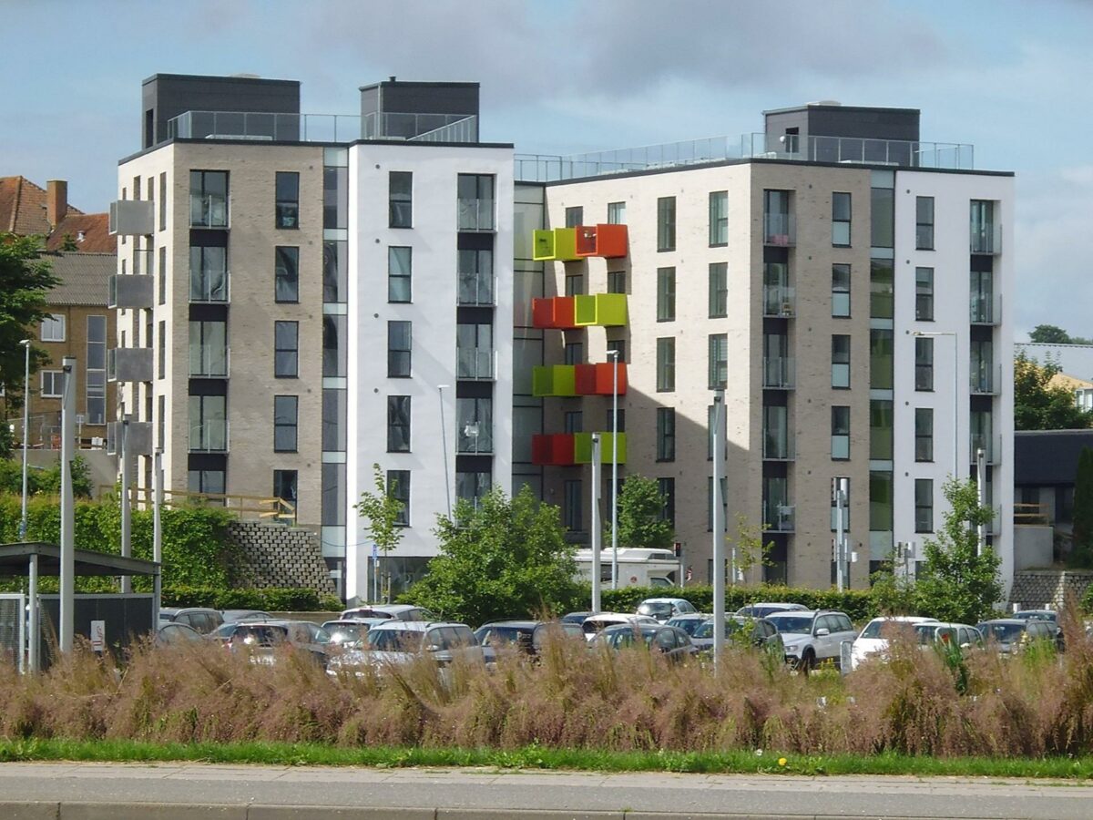 Siden 2014 er der givet tilsagn til knap 880 almene boliger i Kolding Kommune. Blandt andet ungdomsboligerne på Teglgårdsvej i Kolding. Foto: Kolding Kommune.