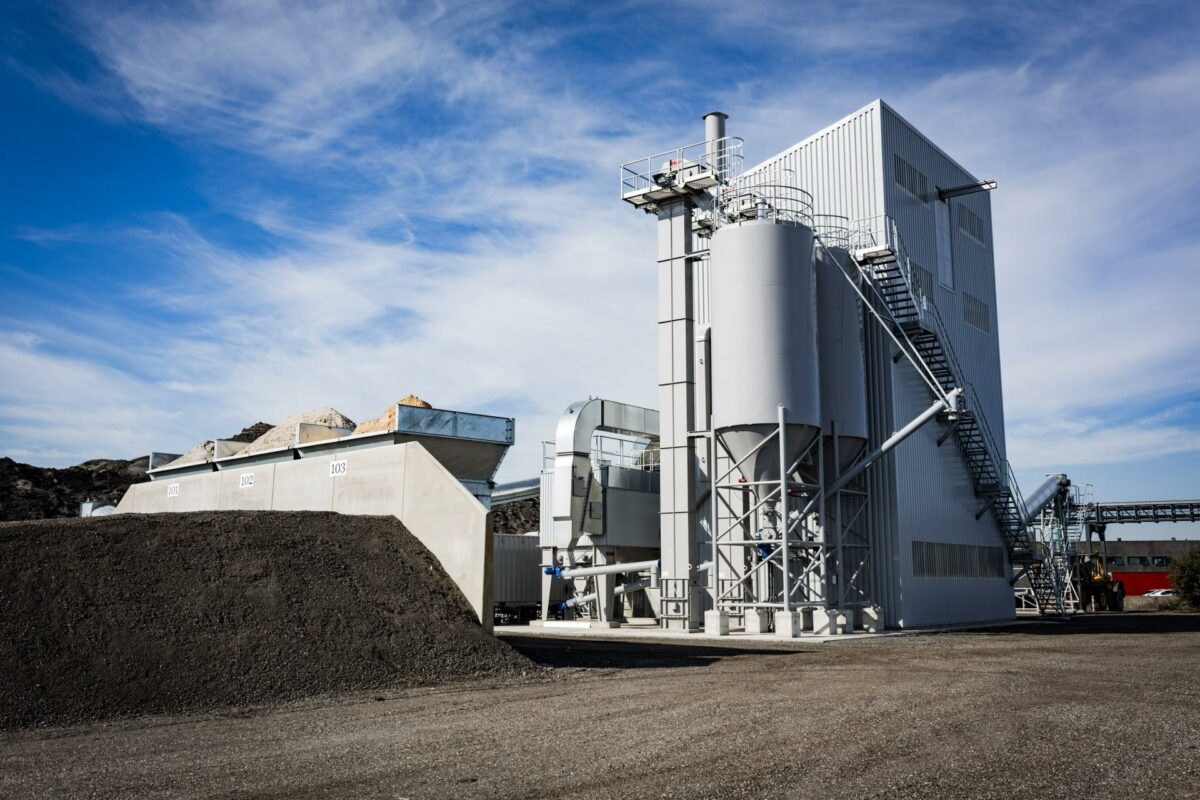 NCC åbnede deres første danske DrySand-fabrik i februar 2017. Det tørrede sand skal nu bruges som bæremateriale hos Hovedstadens Forsyningsselskab. Foto: Pressefoto/NCC.