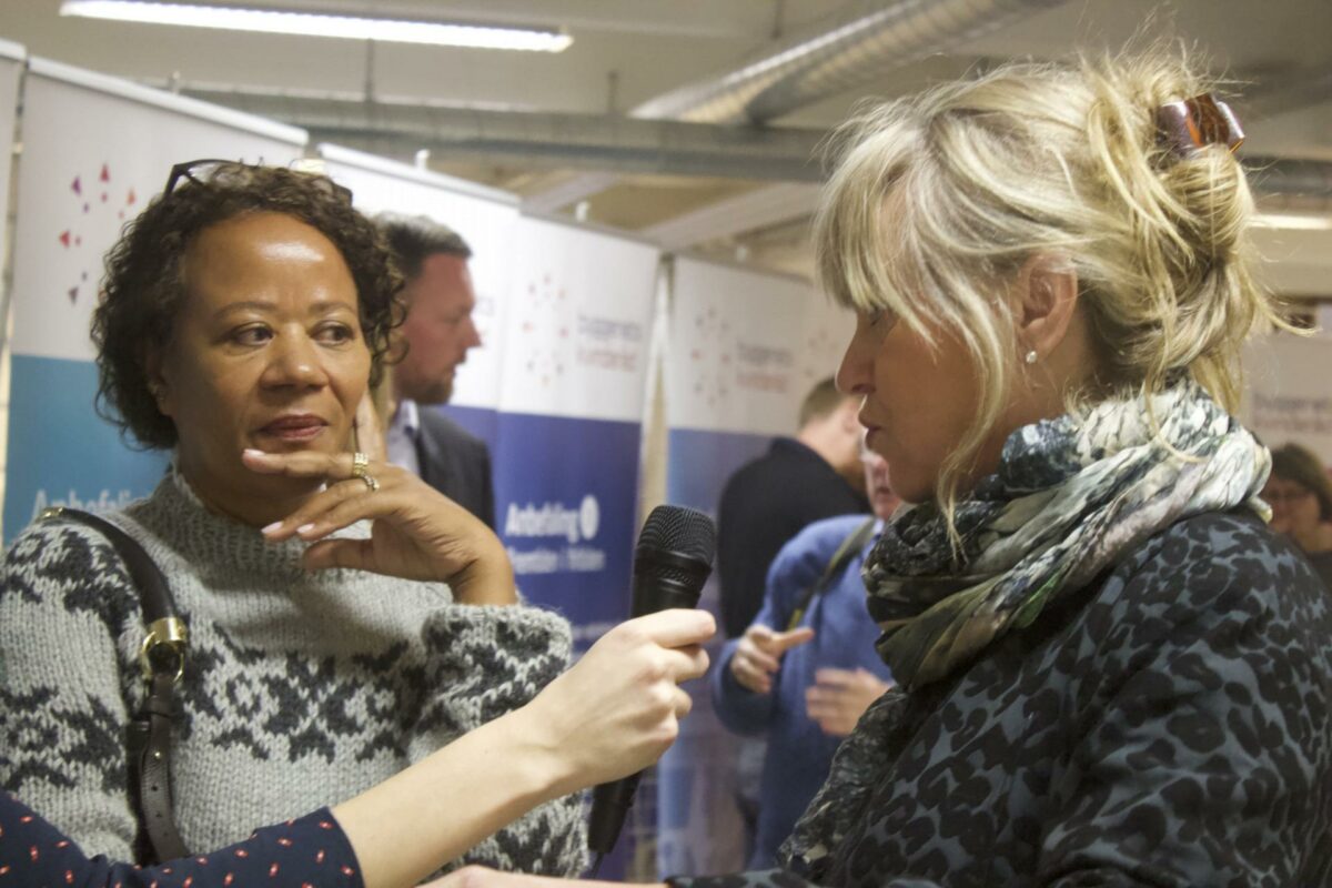 Instruktør og forfatter Hella Joof og tv-vært Christine Feldthaus er begge medlem af Byggeriets Kvinderåd og var med til rejsegildet for de otte anbefalinger. Foto: Louise Gregersen.