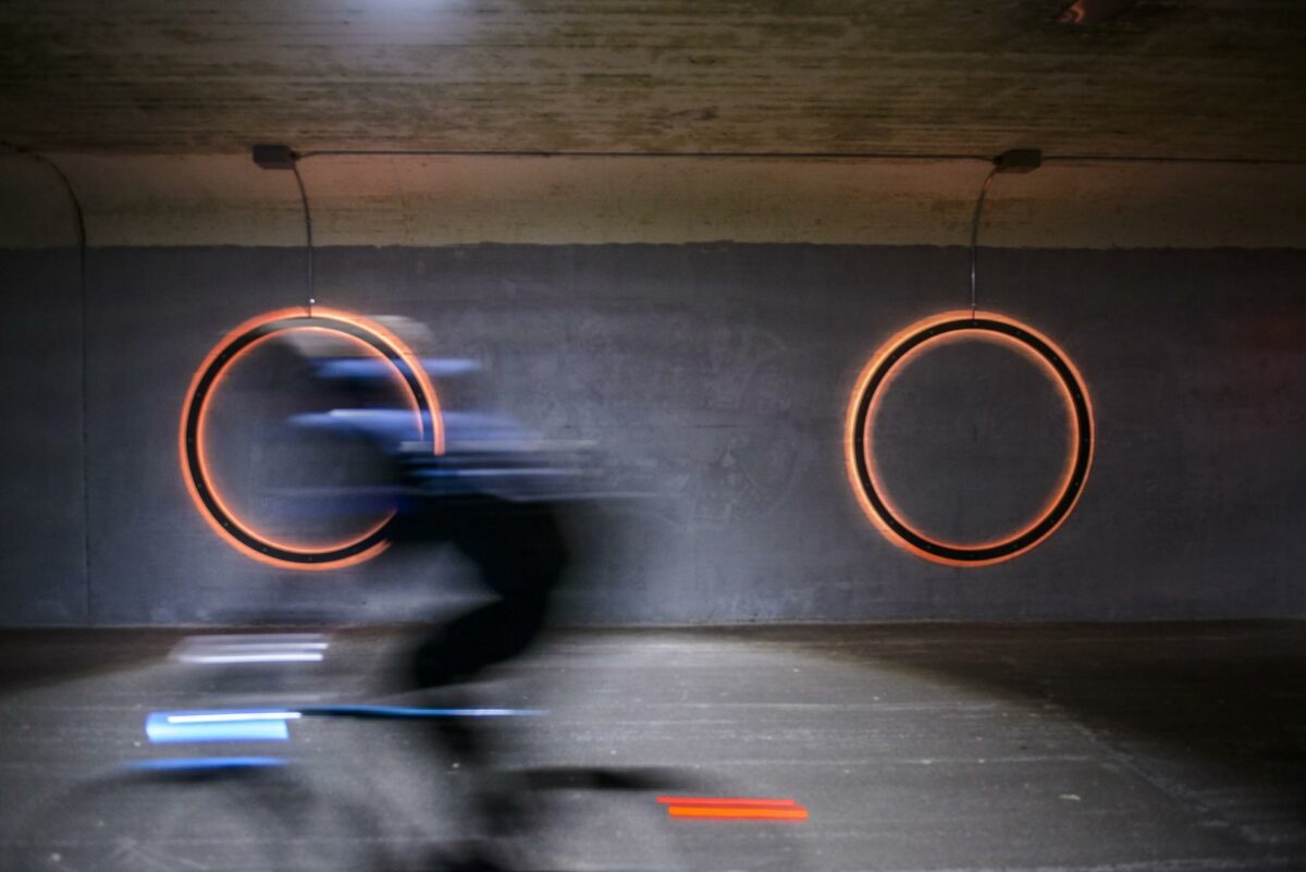 Dynamiske lyshjul monteret på tunnelvæggen, der aktiveres af cyklister via sensor ved indgangen. Foto: ÅF Lighting/Christian Ankerstjerne og Sekretariatet for Supercykelstier.