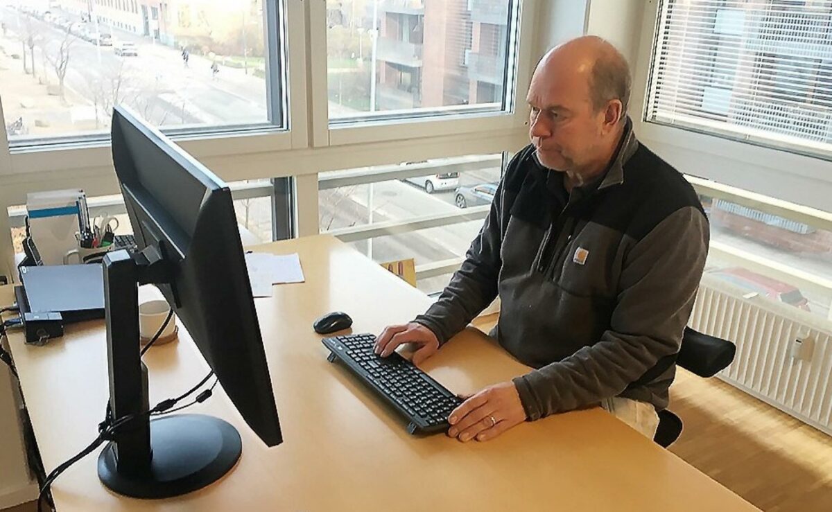 Tømrermester Thomas Fagerberg er et af de medlemmer hos Dansk Håndværk der driver en vaskeægte mikrovirksomhed. Han vil, som de fleste andre håndværksmestre, hellere bruge tiden ude hos kunderne end ved skrivebordet. Pressefoto.