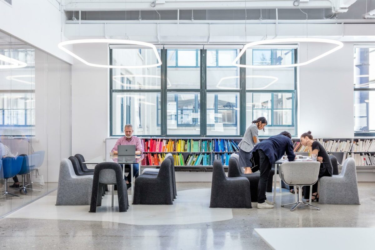 I den sydlige del af 4650 kvadratmeter store kontor, finder man biblioteket. Interiøret skal vise åbenhed. Foto: Max Touhey.