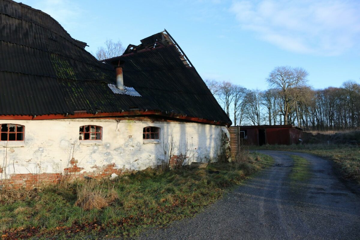 På landet i Danmark står der masser af faldefærdige rønner, som godt kunne saneres om der var penge til det. Det har Regerinhgen og DF nu sørget for ved at tage fra byerne og give til landsbyerne. Foto: Colourbox.
