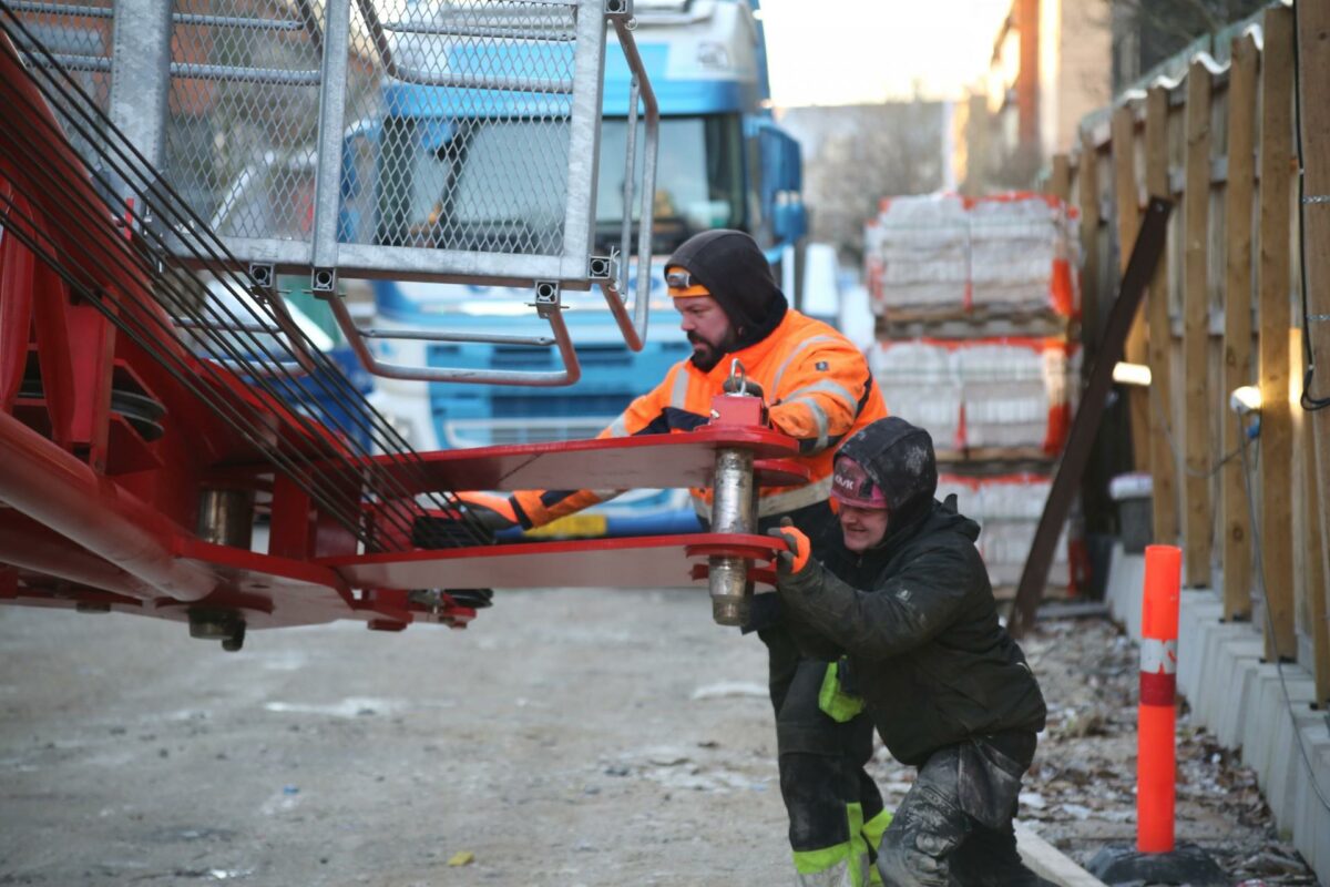 Det var hårdt arbejde blandt andet for kranmontørerne Kasper Flyger Hansen og Jeppe Sjøgren Wills Hansen, Ajos at fjerne tårnkranen ved Bispeengbuen på én dag. Pressefoto.