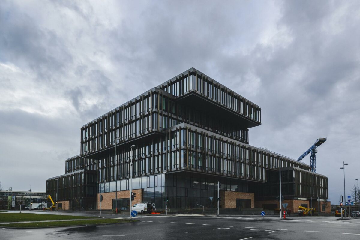 De første af omkring 1000 kommunale medarbejdere tager i dag det nye byggeri i Gelelrup i brug. Pressefoto.
