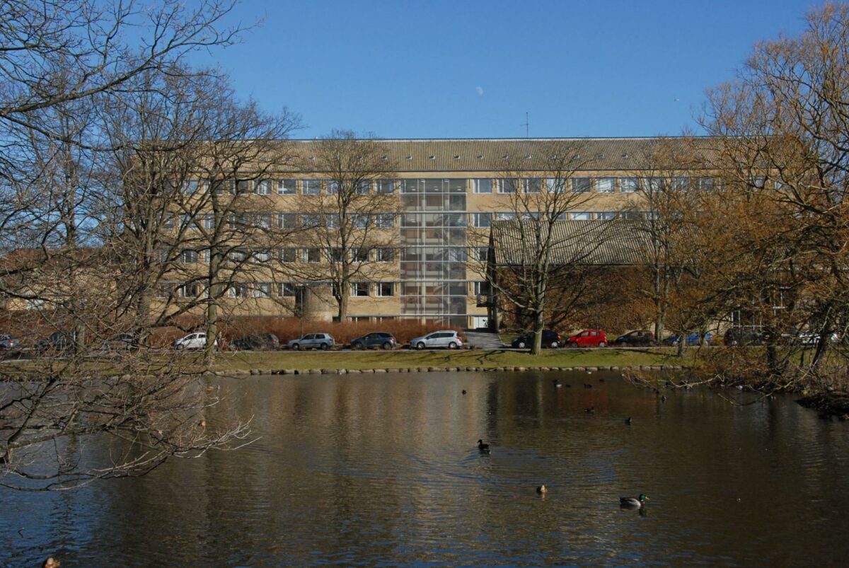 Facaden på Bartholin ud mod universitetssøen. Pressefoto: Bygningsstyrelsen.