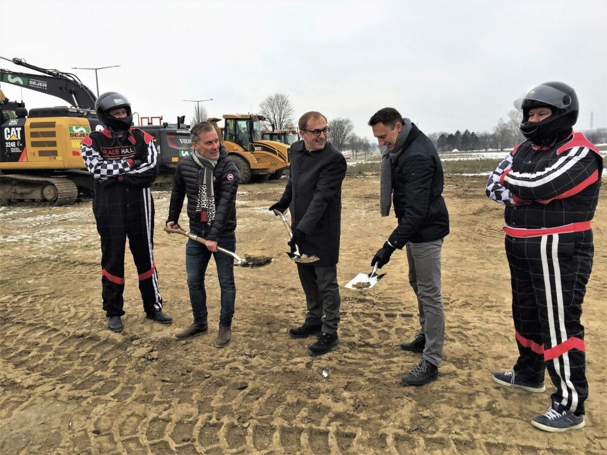 Michael Ziegler, borgmester i Høje Taastrup tog fredag første spadestik til verdens største indendørs gokartbane, Racehall CPH, sammen med Flemming Thomsen fra Racehall (t.h.) og Michael Nielsen fra Gråkjær (t.v.).