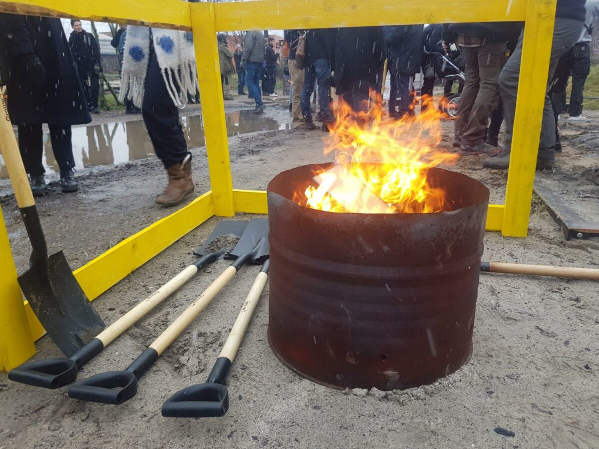 Vejret var omkring frysepunktet, og derfor var der naturligvis lidt at varme sig på for de mange fremmødte til dagens ceremoni. Foto: Mathias Hansen.